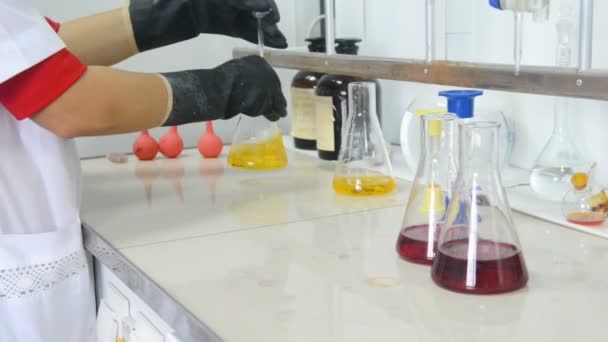 Ensaio químico em laboratório — Vídeo de Stock