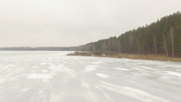 Аэросъемка замёрзшего озера — стоковое видео