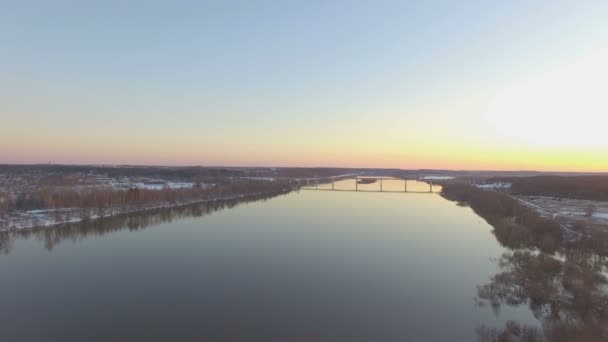 在高高的水面上飞越美丽的河流 — 图库视频影像