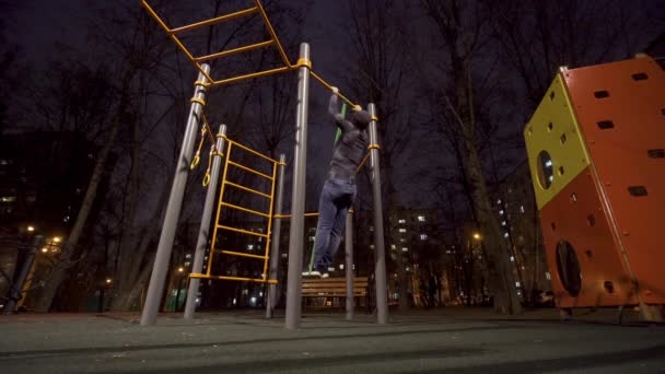 Mann trainierte nachts auf Sportplatz — Stockvideo