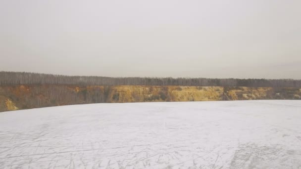 Εναέρια λήψη της παγωμένης λίμνης — Αρχείο Βίντεο