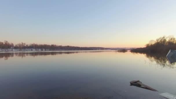 Zburând peste râul frumos în apă înaltă — Videoclip de stoc