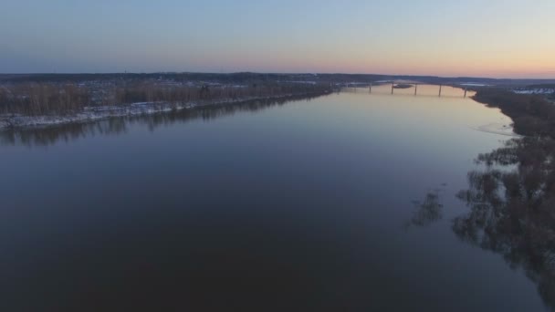 Flyger över den vackra floden i högvatten — Stockvideo