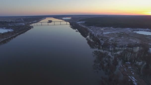 Flug über den schönen Fluss bei Hochwasser — Stockvideo