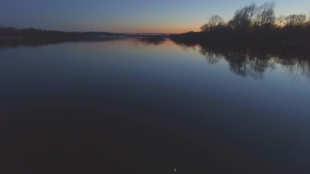 Flyger över den vackra floden i högvatten — Stockvideo