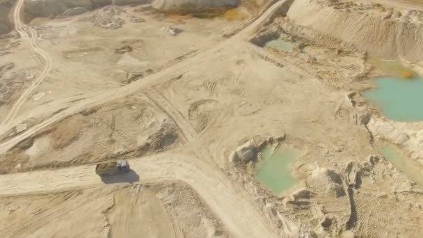 Vista aérea de arriba hacia abajo de la cantera de arena — Vídeos de Stock