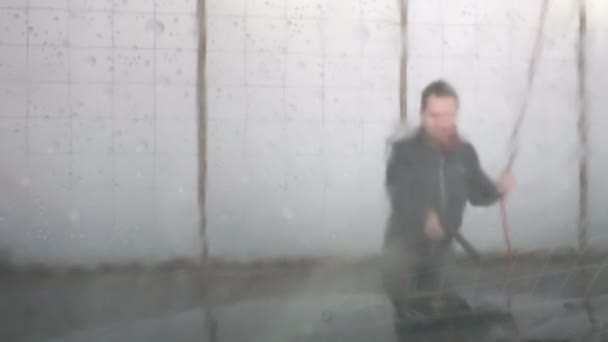 男人在洗车 — 图库视频影像