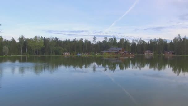 Prachtig meer in het groene bos zomeravond — Stockvideo