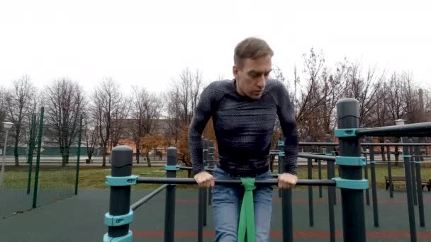 Un homme qui travaille sur un terrain de sport. Gros plan point de vue élevé — Video