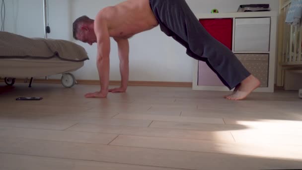 Hombre haciendo push ups en casa — Vídeos de Stock