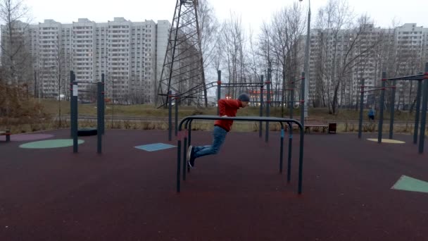 Hombre haciendo ejercicio en el campo de deportes — Vídeos de Stock