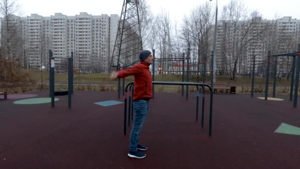 Man working out on sports ground — Stock Video