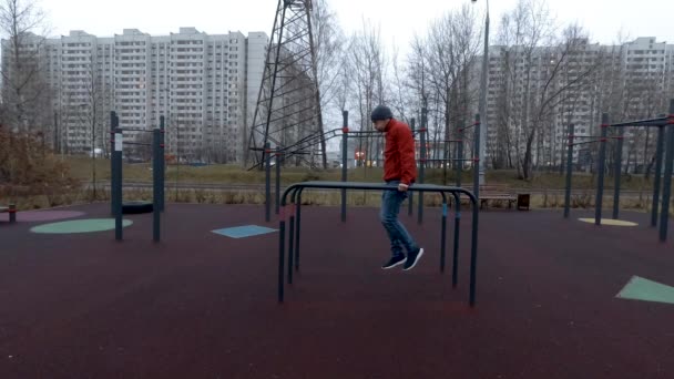 Mann trainierte auf Sportplatz — Stockvideo