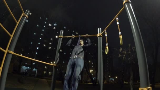 Homme travaillant sur le terrain de sport la nuit — Video