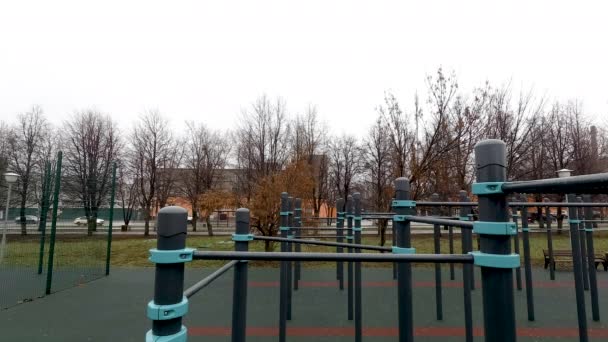 Nikdo na sportovním hřišti v chladný podzimní den — Stock video