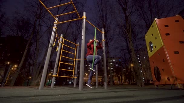 Man tränar på idrottsplats på natten — Stockvideo