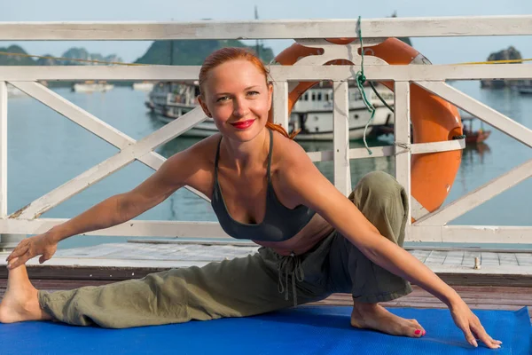 Young woman practicing yoga — Stock Photo, Image