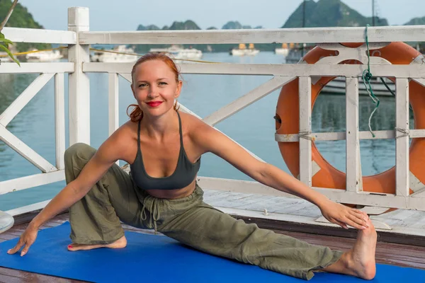 Junge Frau praktiziert Yoga — Stockfoto