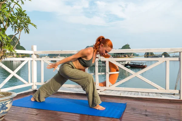 Young woman practicing yoga — Stock Photo, Image