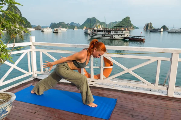 Mujer joven practicando yoga — Foto de Stock