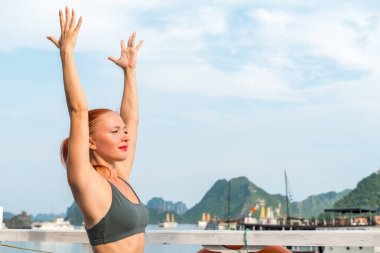 Yoga Çalışan Genç Kadın