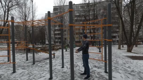 Hombre haciendo ejercicio en el campo de deportes — Vídeos de Stock