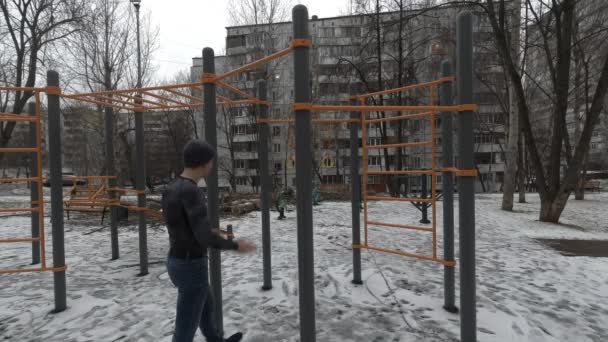 Man working out on sports ground — Stock Video