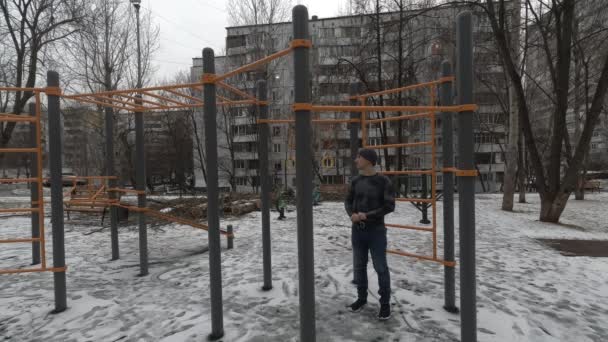 Man working out on sports ground — Stock Video