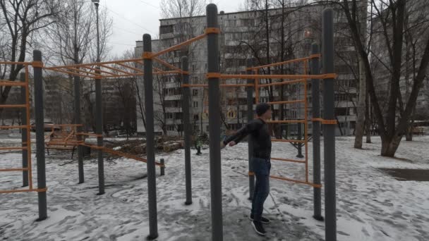 Hombre haciendo ejercicio en el campo de deportes — Vídeos de Stock