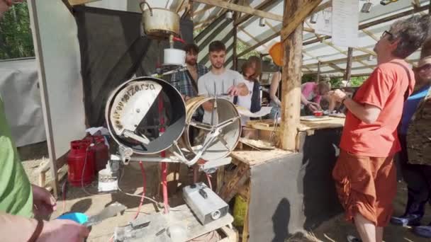 Mensen in de rij naar café met pannenkoek kookmachine — Stockvideo