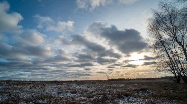 Donmuş tarlanın üzerinde batan güzel güneş