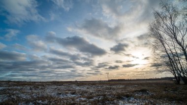 Donmuş tarlanın üzerinde batan güzel güneş