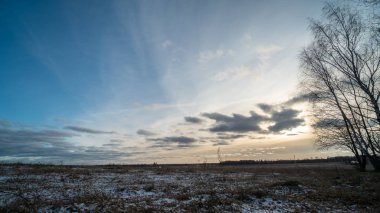 Donmuş tarlanın üzerinde batan güzel güneş
