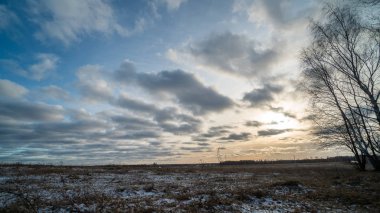 Donmuş tarlanın üzerinde batan güzel güneş