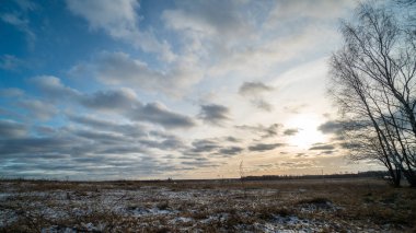 Donmuş tarlanın üzerinde batan güzel güneş