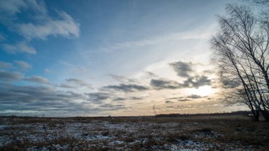 Donmuş tarlanın üzerinde batan güzel güneş