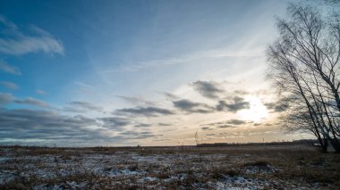 Donmuş tarlanın üzerinde batan güzel güneş