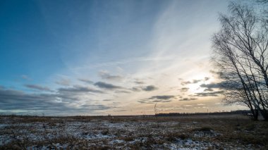 Donmuş tarlanın üzerinde batan güzel güneş
