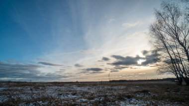Donmuş tarlanın üzerinde batan güzel güneş
