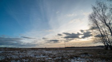 Donmuş tarlanın üzerinde batan güzel güneş