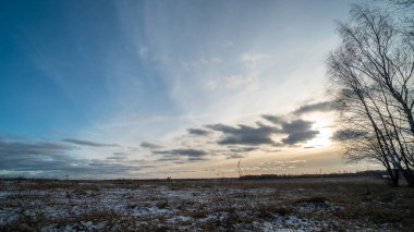 Donmuş tarlanın üzerinde batan güzel güneş