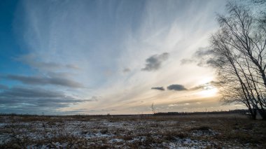 Donmuş tarlanın üzerinde batan güzel güneş