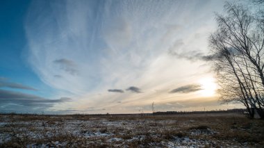 Donmuş tarlanın üzerinde batan güzel güneş