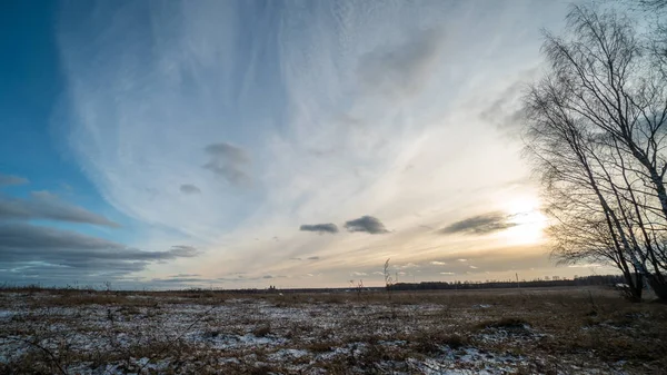 Bel sole al tramonto sul campo ghiacciato — Foto Stock