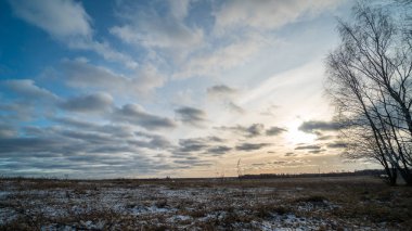 Donmuş tarlanın üzerinde batan güzel güneş