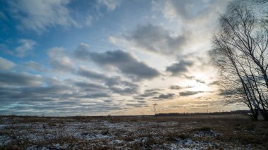 Donmuş tarlanın üzerinde batan güzel güneş