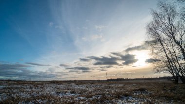 Donmuş tarlanın üzerinde batan güzel güneş