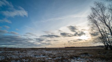 Donmuş tarlanın üzerinde batan güzel güneş