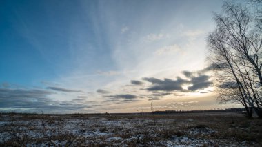 Donmuş tarlanın üzerinde batan güzel güneş