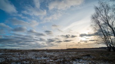 Donmuş tarlanın üzerinde batan güzel güneş